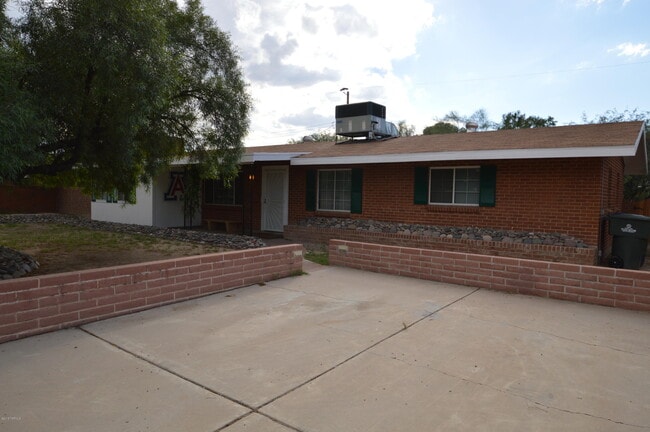 Building Photo - 223 N Bentley Ave