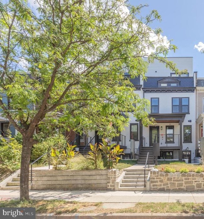 Building Photo - 722 Kenyon St NW Rental