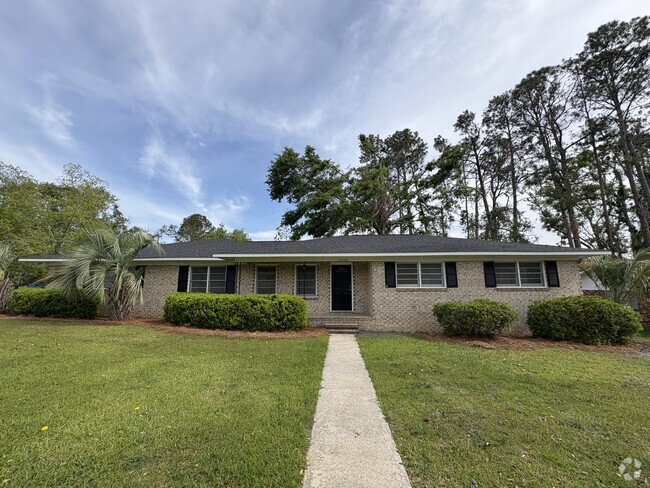 Building Photo - 2000 N Maple Dr Rental
