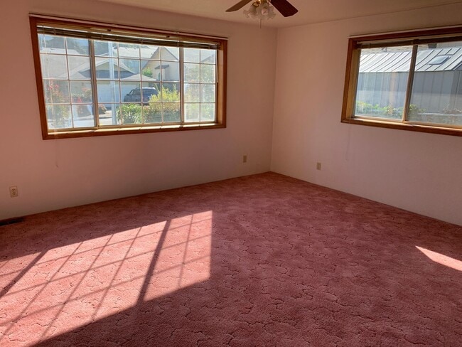 Photo - Large 2 Bedroom Hucrest Home! 1 Year Lease Required