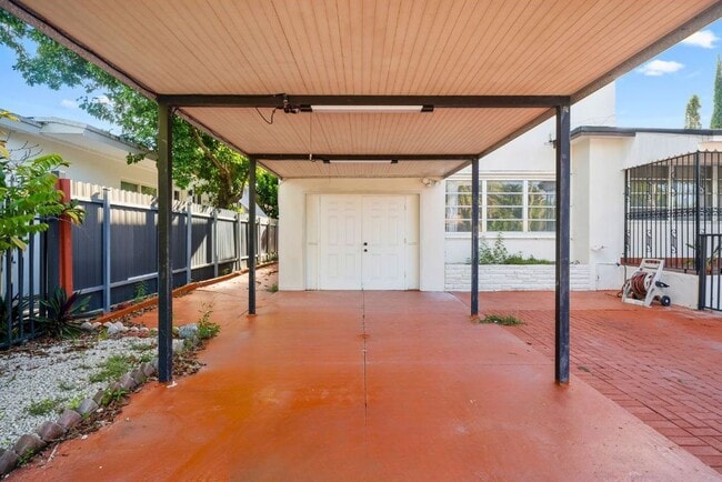 Building Photo - 411 SW 34th Ave Unit 2 Rental
