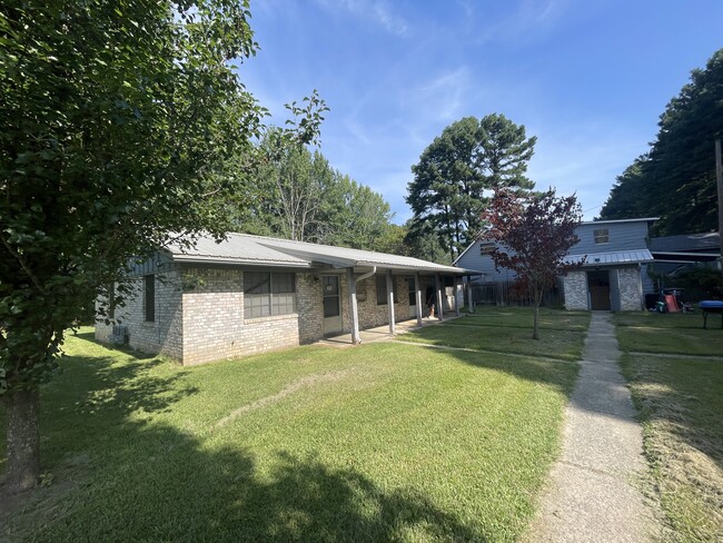 Building Photo - 1302 Plummer St Unit F Rental