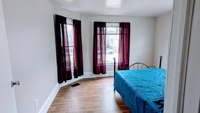 bedroom 1 - 609 College Ave Apartments