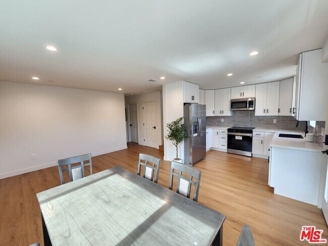 1154 W 67th St