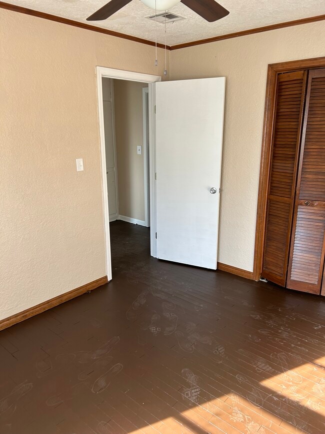 Dormitorio # 2 - 2207 Briggs St