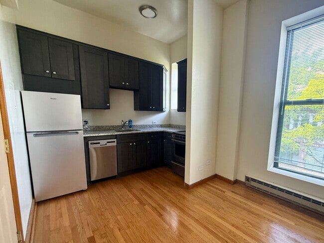 Photo - 611 W Briar Pl Unidad 102