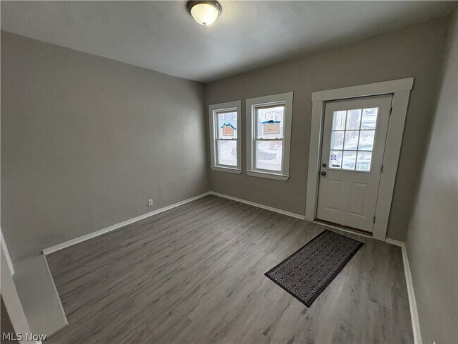 Photo - 1924 E 123rd St Unidad Front Down