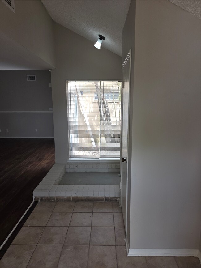 Photo - 6303 Gladewell Dr