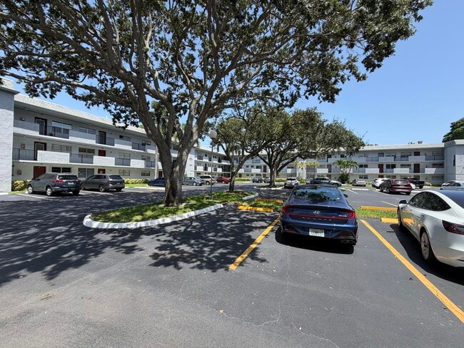Building Photo - 8405 NW 61st St Unit D305