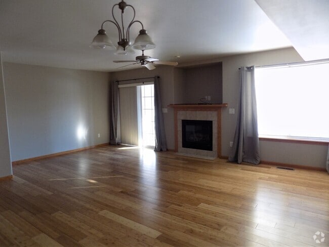 Building Photo - Large 3bedroom/2.5 bath Iowa City Townhouse