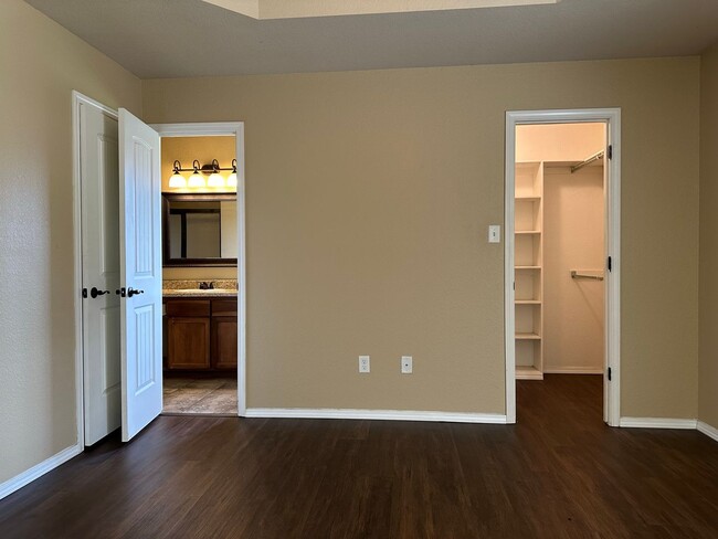 Photo - * Move-In Special * Beautiful Living: 3 Be...