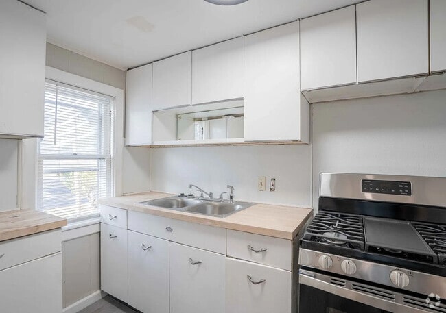 Building Photo - 1315 S Carson Ave Unit 1315 S Carson Rental