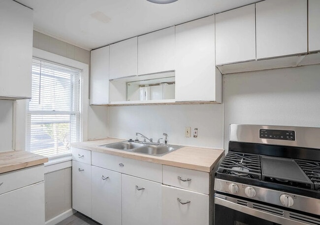 Building Photo - 1315 S Carson Ave Unit 1315 S Carson Rental