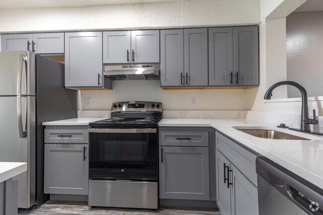 2BR, 2.5BA - 1,094SF - Kitchen - Hemingway House Apartments