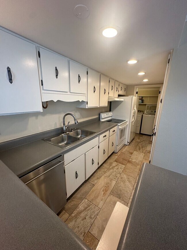 Photo - 3BD/2BA Townhouse located in Whispering Oaks!
