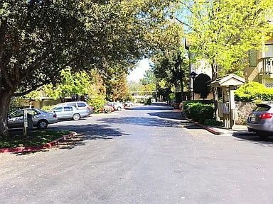 Photo - Welcome home to this bright, spacious, top-floor unit in a highly desirable community Unidad Apt 330