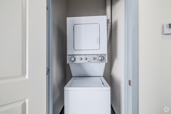 2BR, 2BA - 884SF - Laundry