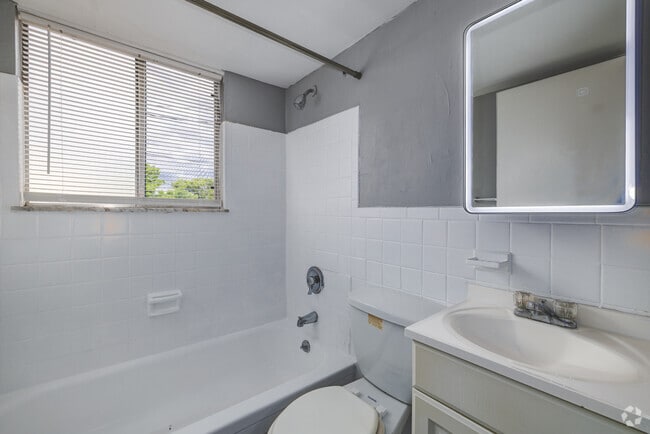 1BR, 1BA - 450SF - Primary Bathroom