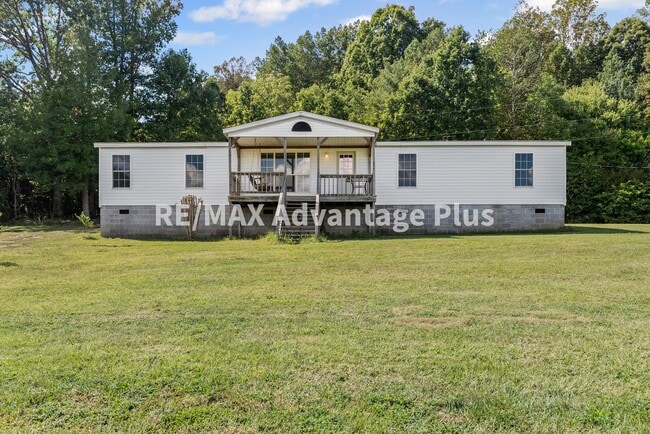 Building Photo - Spacious 4 bedroom home in private setting