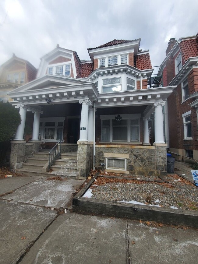 Building Photo - 1639 W Turner St Unit 2F