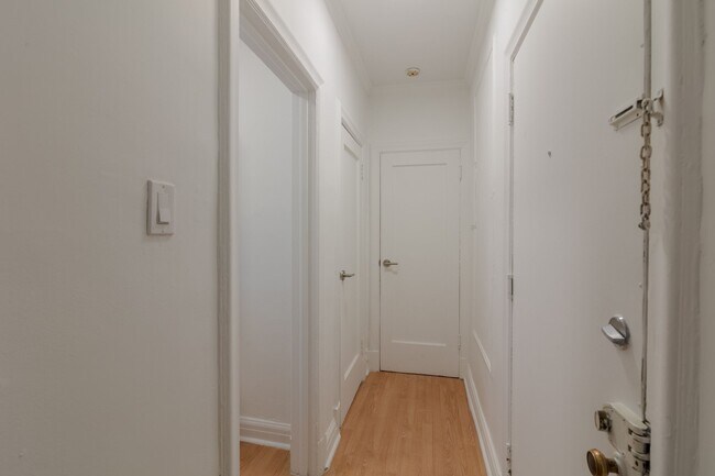 Photo - 2060 Rue du Fort Unit 10