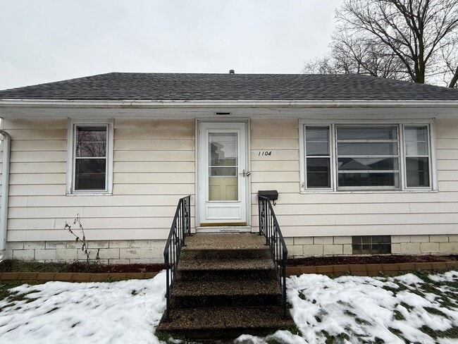 Building Photo - 2 Bed, 1 Bath Single-Family Home Close to Downtown!