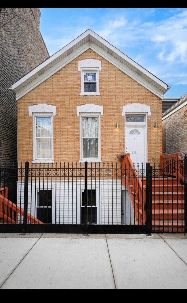 Building Photo - 2314 S Hoyne Ave Unit 2314 S. Hoyne Ave