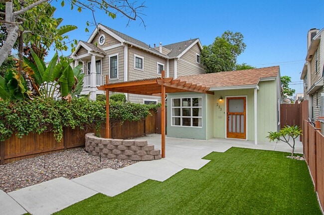 Building Photo - Upgraded 2br Coronado House, Bonus Room, Yard & Garage!