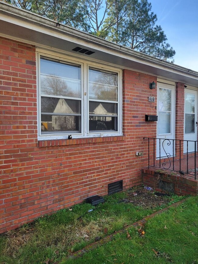 Building Photo - 2 bedroom 1 bathroom townhouse