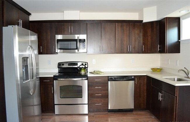 Building Photo - Townhouse Style Duplex 2 bedroom 2.5 bath -$3400- White Plains