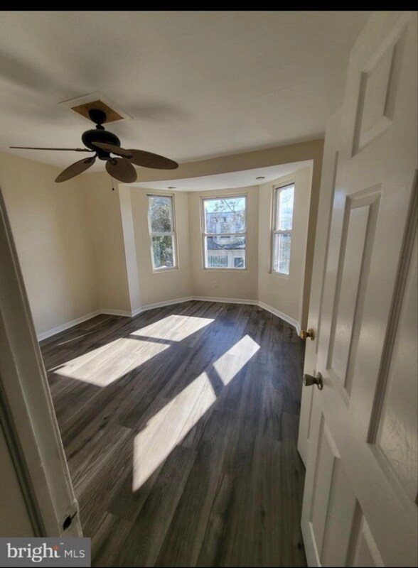 Photo - 5855 Windsor Ave