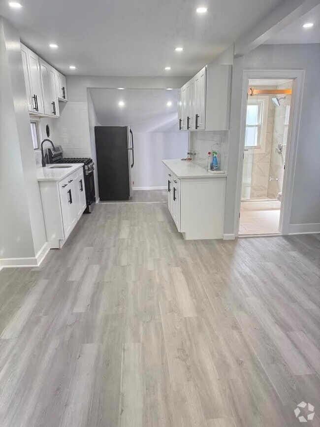 Building Photo - 80-46-80162 162nd St Rental