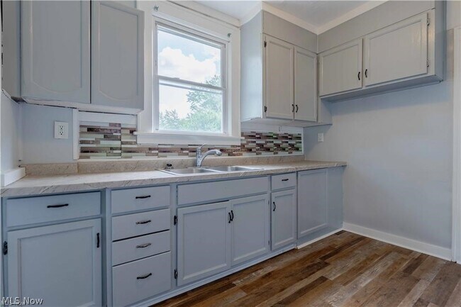 Photo - 897 Peckham St