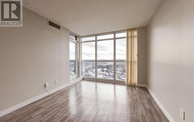 Photo - 28 Harrison Garden Blvd Unité 2205