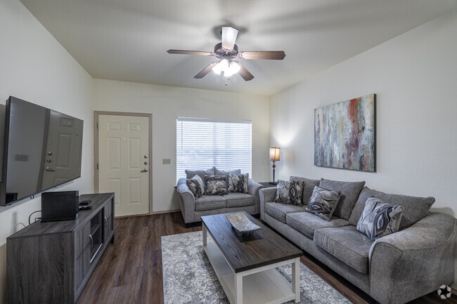 1BR, 1BA - 665SF - Living Room