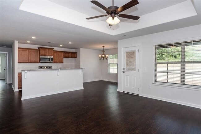 Photo - 105 Lion Dr N