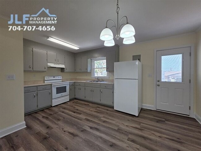 Building Photo - Updated 2 bed/1 bath Unit in Rockwell!