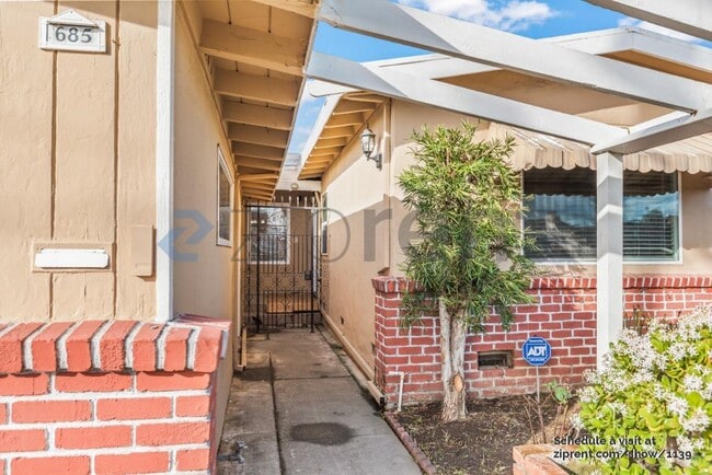 Photo - 685 Carmar St