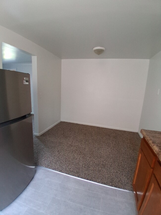 Dinette - 2605 Chesterfield Ct