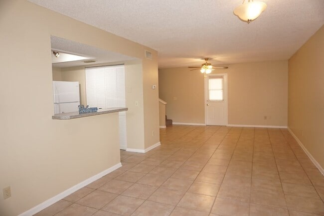 Building Photo - 3 bedroom townhouse near NAS Jax