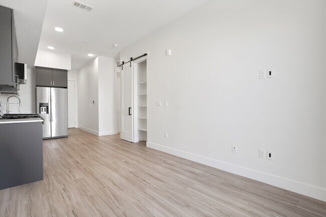Photo - Luxe Condo Near Regis With Covered Parking Included Unidad 322