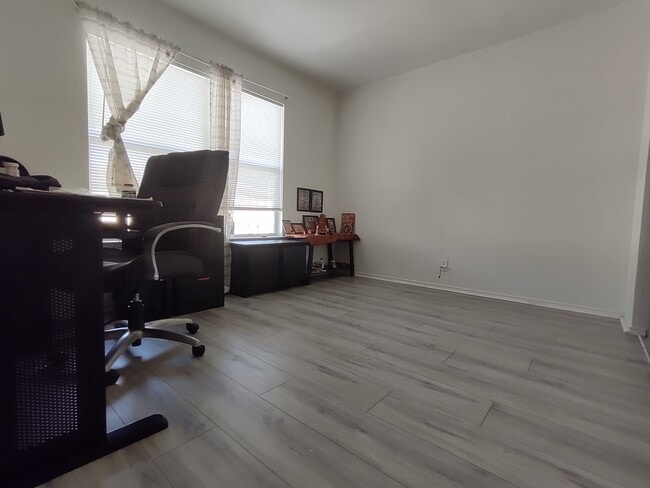 Photo - 19 Fannin Post