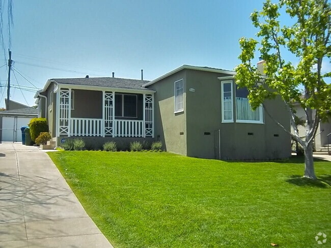 Building Photo - LOVELY 4BD 1,5BA HOME W/Large Backyard