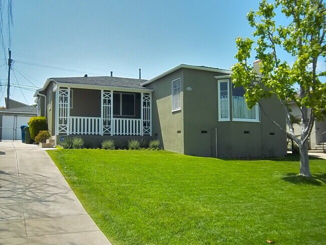 LOVELY 4BD 1,5BA HOME W/Large Backyard - LOVELY 4BD 1,5BA HOME W/Large Backyard