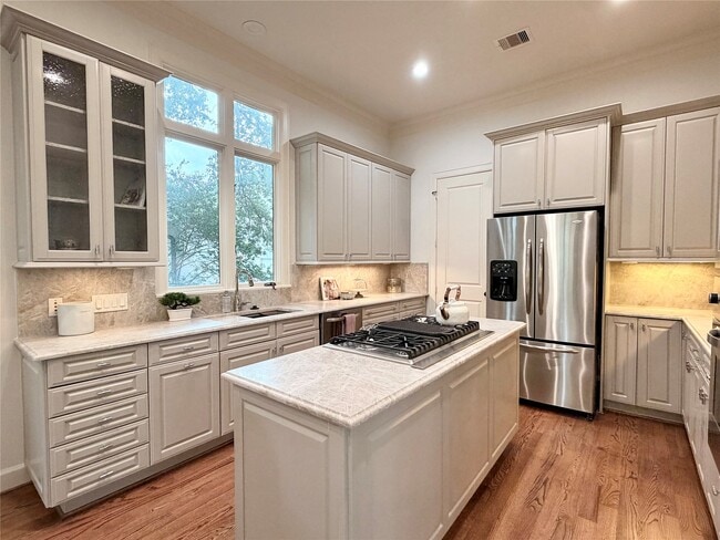 Photo - 521 Lovett Blvd