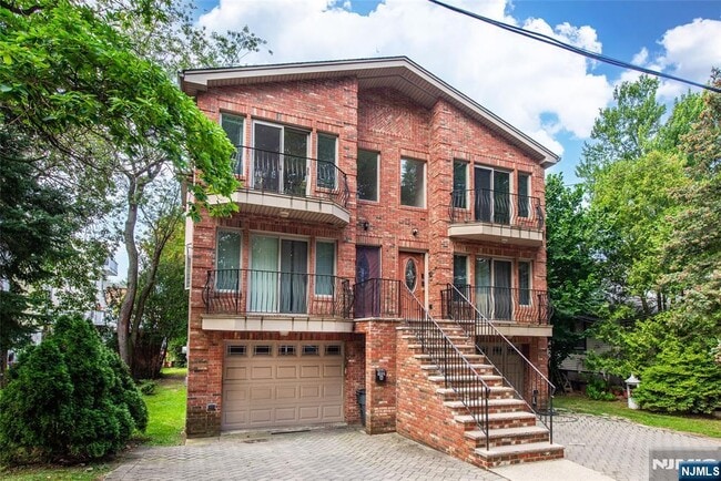 Photo - 500 Lewis St