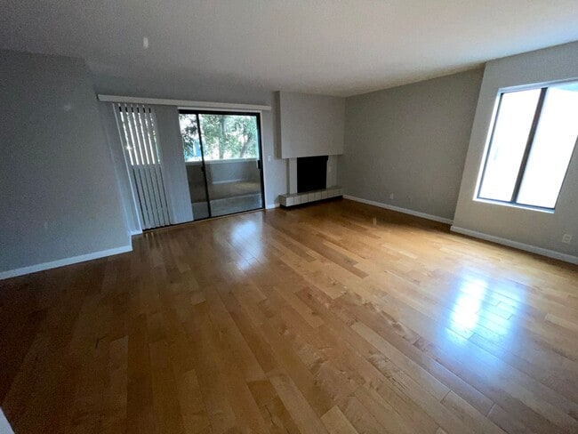 Photo - $2750 LARGE 2 BEDROOM CONDO NEAR 4TH ST. W/ PARKING