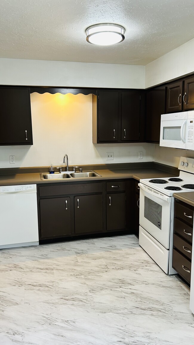 Building Photo - 2611 W 60th St