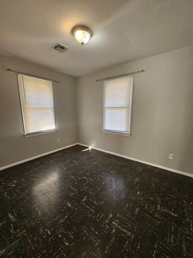 Photo - (2) Bed/(1) Bath Duplex! Great Campus Loca...