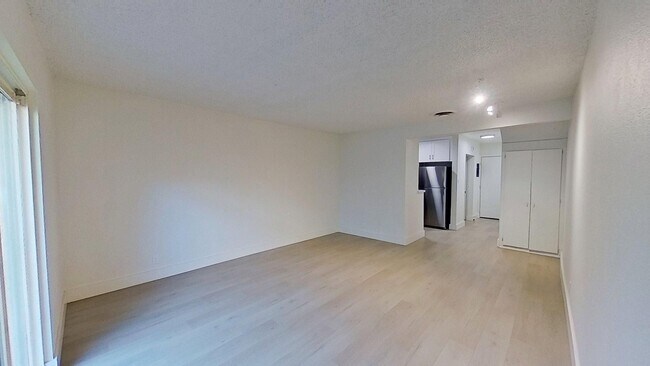 Photo - 437-443 W Valencia Dr